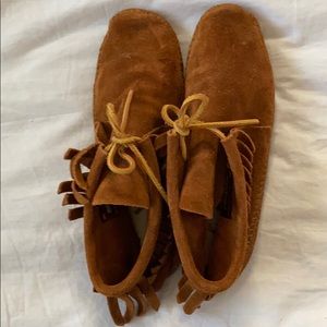 Minnetonka Softsole Tie Ankle Boot